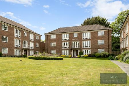 2 bedroom Flat for sale in Addiscombe Road, Croydon