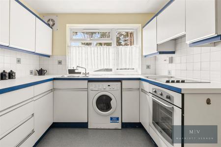 2 bedroom Flat for sale in Addiscombe Road, Croydon