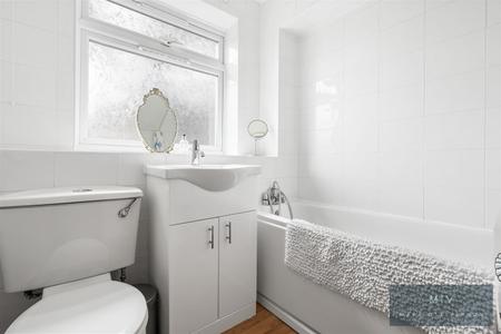 2 bedroom Flat for sale in Addiscombe Road, Croydon