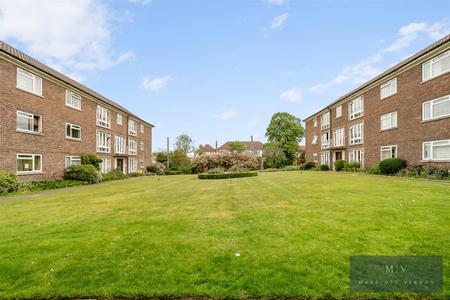 2 bedroom Flat for sale in Addiscombe Road, Croydon