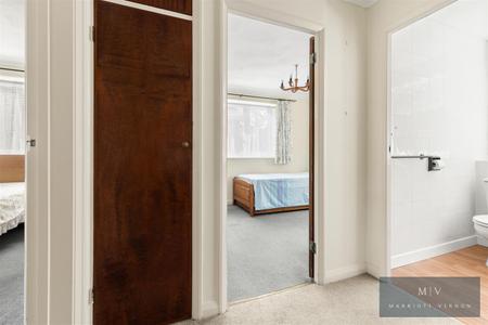 2 bedroom Flat for sale in Addiscombe Road, Croydon