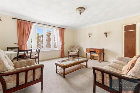 2 bedroom Flat for sale in Addiscombe Road, Croydon