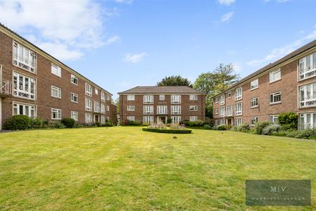 2 bedroom Flat for sale in Addiscombe Road, Croydon