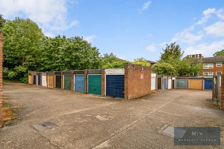 2 bedroom Flat for sale in St. Arvans Close, Croydon