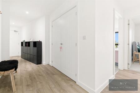 2 bedroom Flat for sale in Purley Way, Croydon