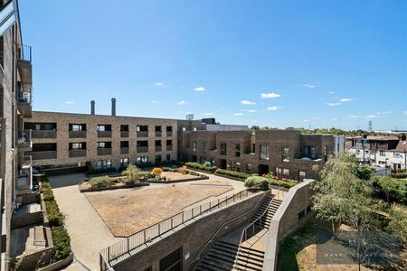 2 bedroom Flat for sale in Purley Way, Croydon