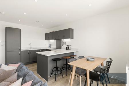 2 bedroom Flat for sale in Purley Way, Croydon