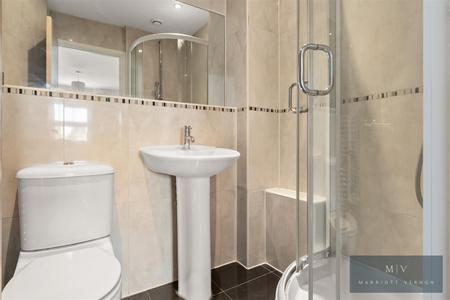 2 bedroom Flat for sale in Addiscombe Road, Croydon