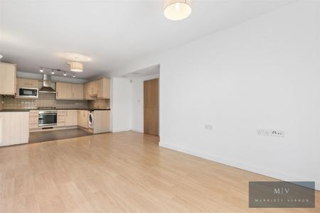 2 bedroom Flat for sale in Addiscombe Road, Croydon