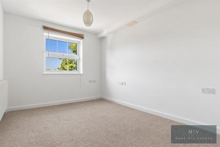 2 bedroom Flat for sale in Addiscombe Road, Croydon