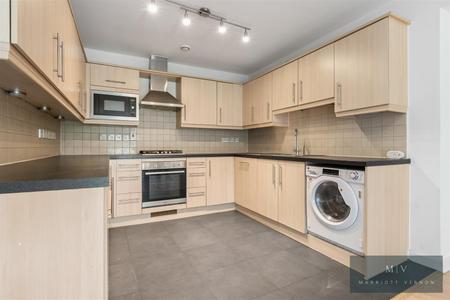 2 bedroom Flat for sale in Addiscombe Road, Croydon