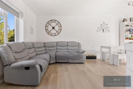 2 bedroom Flat for sale in Rydal Close, Purley