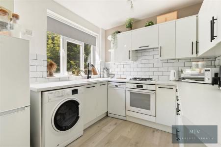 2 bedroom Flat for sale in Rydal Close, Purley