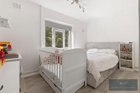 2 bedroom Flat for sale in Rydal Close, Purley