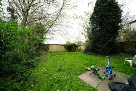 3 bedroom Flat for sale in The Waldrons, Croydon