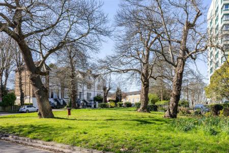3 bedroom Flat for sale in The Waldrons, Croydon