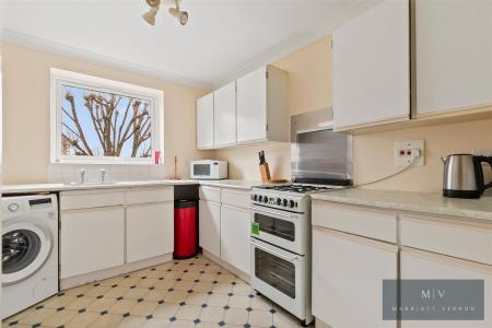 3 bedroom Flat for sale in St. Arvans Close, Croydon