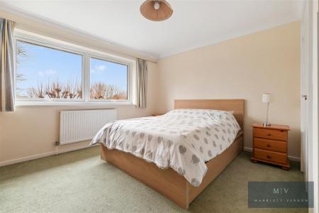 3 bedroom Flat for sale in St. Arvans Close, Croydon