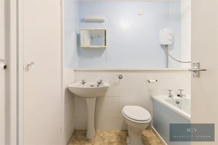 3 bedroom Flat for sale in St. Arvans Close, Croydon
