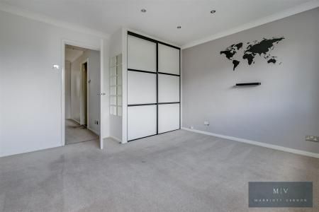 2 bedroom Flat for sale in Engadine Close, Croydon