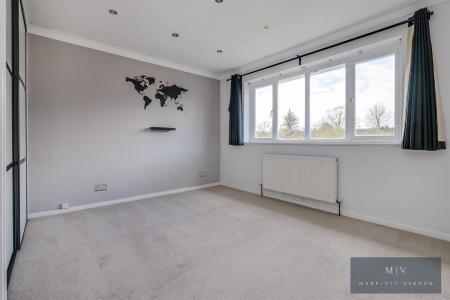 2 bedroom Flat for sale in Engadine Close, Croydon