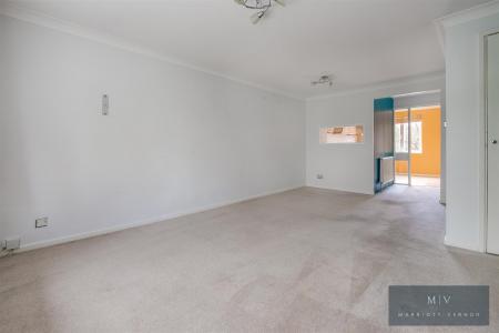 2 bedroom Flat for sale in Engadine Close, Croydon