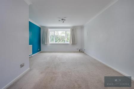 2 bedroom Flat for sale in Engadine Close, Croydon
