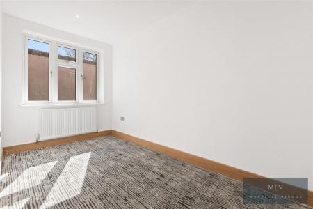 2 bedroom Semi-detached bungalow for sale in Ashburton Road, Croydon