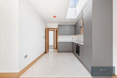 2 bedroom Semi-detached bungalow for sale in Ashburton Road, Croydon