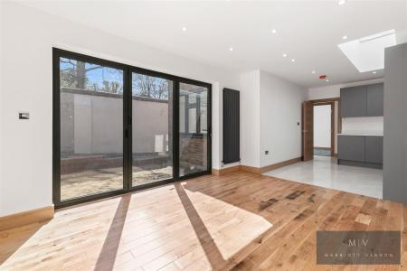2 bedroom Semi-detached bungalow for sale in Ashburton Road, Croydon