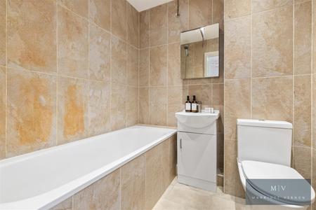 2 bedroom End of terrace house for sale in Clayton Mead, Godstone