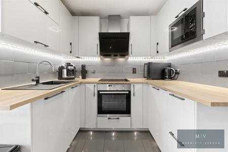 2 bedroom End of terrace house for sale in Clayton Mead, Godstone