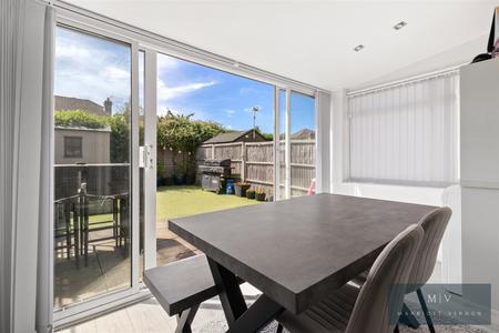 2 bedroom End of terrace house for sale in Clayton Mead, Godstone