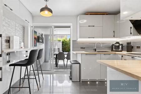 2 bedroom End of terrace house for sale in Clayton Mead, Godstone