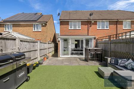 2 bedroom End of terrace house for sale in Clayton Mead, Godstone