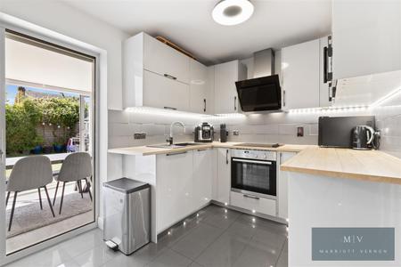 2 bedroom End of terrace house for sale in Clayton Mead, Godstone