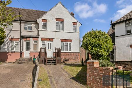 3 bedroom End of terrace house for sale in Hawthorn Crescent, South Croydon