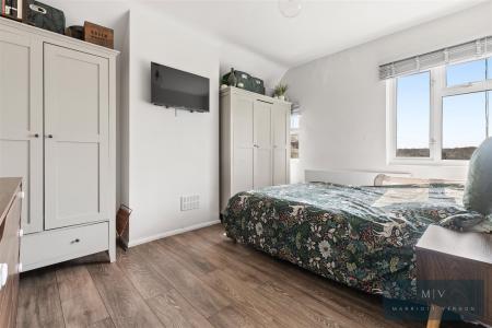 3 bedroom End of terrace house for sale in Hawthorn Crescent, South Croydon