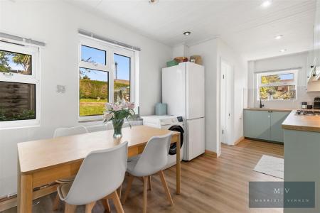 3 bedroom End of terrace house for sale in Hawthorn Crescent, South Croydon