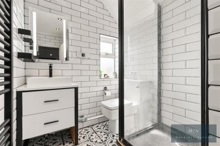 3 bedroom End of terrace house for sale in Hawthorn Crescent, South Croydon