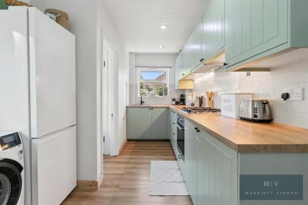 3 bedroom End of terrace house for sale in Hawthorn Crescent, South Croydon