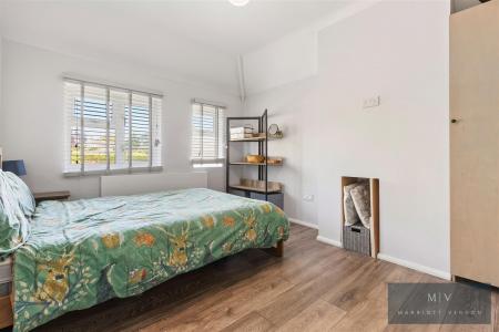 3 bedroom End of terrace house for sale in Hawthorn Crescent, South Croydon