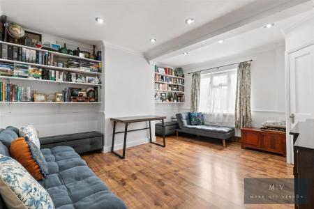 3 bedroom End of terrace house for sale in Hawthorn Crescent, South Croydon