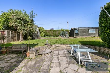 3 bedroom End of terrace house for sale in Hawthorn Crescent, South Croydon