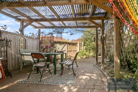3 bedroom Semi-detached house for sale in Deanfield Gardens, Croydon