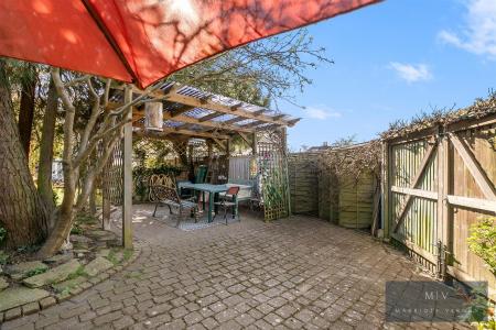 3 bedroom Semi-detached house for sale in Deanfield Gardens, Croydon