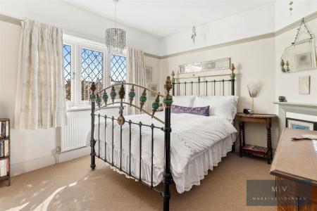3 bedroom Semi-detached house for sale in Deanfield Gardens, Croydon