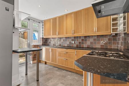 4 bedroom Terraced House for sale in Selsdon Avenue, South Croydon