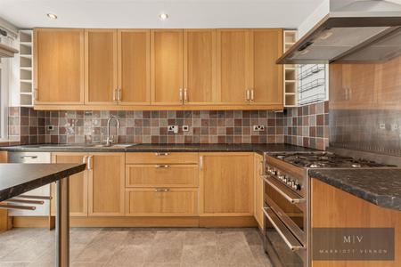 4 bedroom Terraced House for sale in Selsdon Avenue, South Croydon