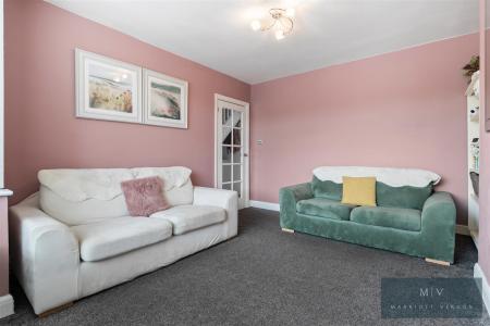 3 bedroom Semi-detached house for sale in Valley Road, Kenley